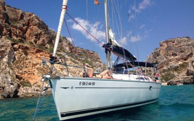 Explora Menorca en Velero: Aprendizaje, Naturaleza y Desconexión